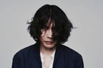 米津玄師の新アーティスト写真。（Photo by Yohji Uchida）