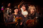 Girls be bad。左から2番目がまりか。