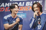 左から與那城奨（JO1）、池﨑理人（INI）。