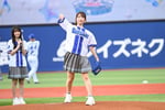 セレモニアルピッチに臨む藤嶌果歩（日向坂46）。