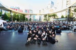 池袋西口公園野外劇場に集まった観客と記念撮影するWHITE SCORPION。©OVERSE/KING RECORDS