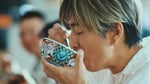 木村拓哉が出演する新テレビCM「オレと麦とろ牛」編より。