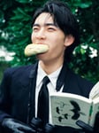 武藤潤（原因は自分にある。）初のソロ写真集「燕飛」より、なぜかあんぱんをくわえ鳥図鑑を持ったカット。