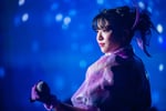 ソロアーティストとしてステージに復帰した新井ひとみ。
