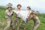 巨大メガホンを囲む長田庄平、松尾駿、原嘉孝、篠塚大輝。©TBS