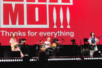 「SHISHAMO THE FINAL!!! ～Thanks for everything～ GOODBYE DAY」の様子。左から松岡彩（B）、吉川美冴貴（Dr）、宮崎朝子（G, Vo）。