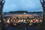 「YON FES 2026」初日公演で撮影された集合写真。