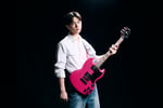 「Epiphone Jay "Raoul" SG Tribute Plus」を手にしたJAY（ENHYPEN）。