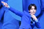 CM「GO!GO!GiGO! GO!GiGO! GiGOで楽しく遊んじゃお！」のダンスを披露する亀梨和也。