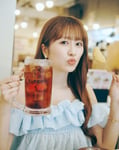 佐々木彩夏 1st写真集「ぺろり」より、串カツ田中で乾杯する佐々木彩夏。