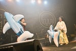 ビニールイルカを手にうれしそうなオシャレキシとレキシ。（撮影：高田梓）