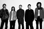 踊ってばかりの国。右から2番目が坂本大季（Dr）。