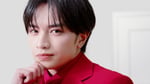 CM「レッドカーペット」編より。真っ赤な衣装に身を包んだ中島健人。