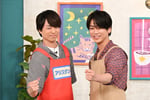 ペスカトーレ作りを櫻井翔（左）にレクチャーする亀梨和也（右）。©TBS