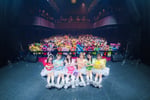 東京・Zepp Shinjuku（TOKYO）のステージで記念撮影するHoney Devil。（撮影：下山春香）
