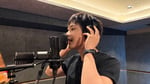レコーディング中のMÁME（豆原一成）。