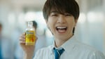 塩﨑太智（M!LK）が出演する「C1000ビタミンレモン」の新Web CM「ごきげんのヒミツ」編のワンシーン。