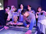 若井滉斗がATEEZのSEONGHWA、YEOSANG、SAN、WOOYOUNGとゲーセンで対決。©テレビ朝日