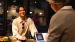 店員との会話を楽しむ永瀬廉（King & Prince）。