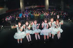東京・渋谷duo MUSIC EXCHANGEのステージで記念撮影するこみっきゅおん！。