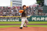セレモニアルピッチを行う八乙女光（Hey! Say! JUMP）。©Rakuten Eagles