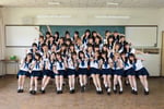「HKT48 15th ANNIVERSARY BOOK 青春謳歌！」通常版より、セーラー服姿のHKT48。