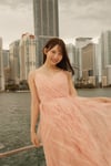 藤嶌果歩（日向坂46）1st写真集「果実の歩幅」収録カット。©集英社／菊地泰久