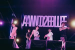 AND2BLE「新宿・歌舞伎町タワーサプライズフリーライブ」の様子。