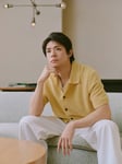 バナナ・リパブリックの夏アイテムを着こなす岸優太（Number_i）。