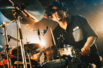 松本誠治（Dr, Cho）（Photo by Kazma Kobayashi［Bearwear, UUWorks］）