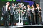 「堂本光一×ふぉ～ゆ～BLOOM WORLD in JOYPOLIS」記者発表会に登壇した堂本光一とふぉ～ゆ～。