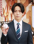 野球ボールを持つ亀梨和也。