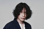 米津玄師の新たなアーティスト写真。（Photo by Yohji Uchida）