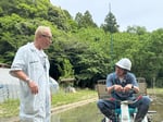 田植えに挑戦する奥田民生（右）。「所さんの目がテン！」の特別企画「かがくの里特別編 所ジョージ・奥田民生 里の母屋にお泊まりSP！」より。