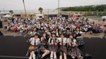 海開きイベントに集まった観客と記念撮影するWHITE SCORPION。©T-PRO/KING RECORDS