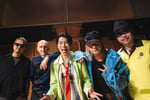 MONKEY MAJIKに囲まれるSKRYU。