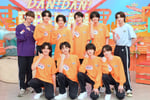 iiONDOと高岡ミロ（Lienel / 左端）と志賀李玖（ICEx / 右端）。「DAN! DAN! EBiDAN!」収録後の囲み取材より。