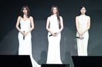 そろいの白いドレス姿で登場したMISAMO。