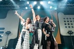 太陽とシスコムーン。左から稲葉貴子、信田美帆、小湊美和。