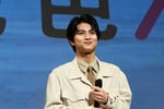 少し緊張した面持ちで登場した柏木悠（超特急）。