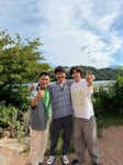 「ウンナンの気分は上々。夏」より一碧湖にて。左から柳沢慎吾、南原清隆、京本大我。©TBS