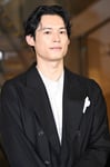 東野圭吾へのリスペクトを込めながら、作品の魅力を熱弁する松村北斗（SixTONES）。