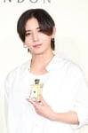 ジョー マローン ロンドンのボトルを持つ山田涼介（Hey! Say! JUMP）。