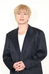 カメラにセクシーな眼差しを向ける白濱亜嵐（GENERATIONS）。