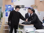 「ワロタ！SEASON2」より、強盗犯を演じるジェシー（中央）。©Storm Labels Inc.