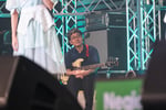人気画像1位は「Negicco貫禄の23周年、初披露の新曲連発で豊洲のネギ畑を揺らす」より、1人だけ椅子が用意されておらず、ステージのへりに座ってNegiccoの話を聞く千ヶ崎学。