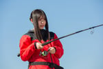 仲村悠菜（私立恵比寿中学）が演じる館山真理萌。©山崎夏軌／SQUARE ENIX・「つりこまち」製作委員会
