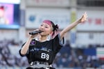 ZOZOマリンスタジアムで歌う詩羽（水曜日のカンパネラ）。