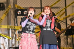 左から田所あずさ、愛美。（撮影：高田真希子）