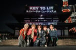デビュー会見でガッツポーズするKEY TO LIT。